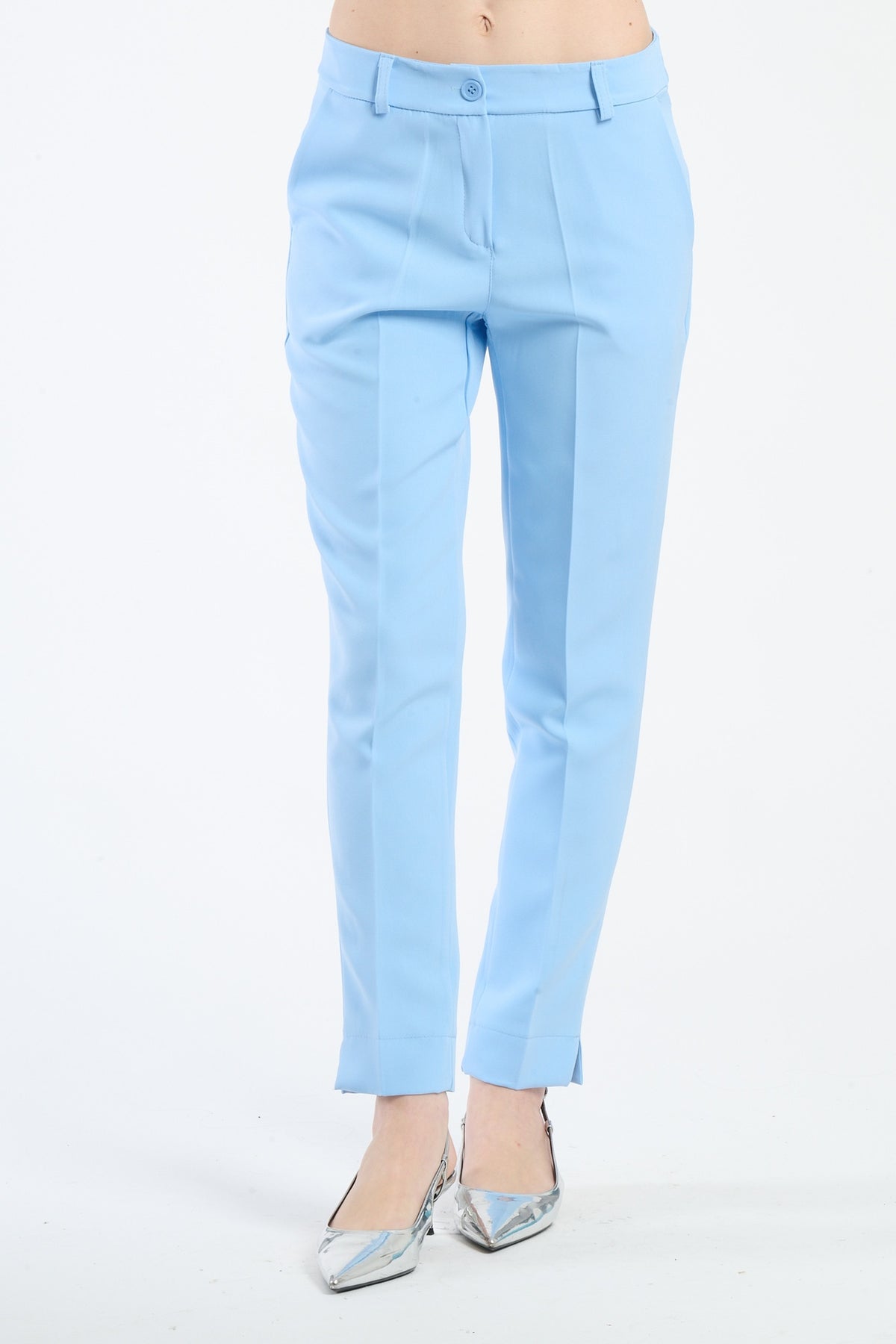 Pantaloni azzurri slim fit su una modella, eleganti e moderni.