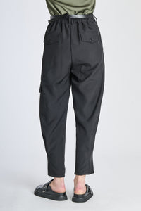 Pantaloni neri eleganti con tasca laterale, perfetti per un look urbano