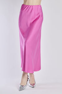 Gonna lunga fuxia in raso, abbinata a ballerine argentate