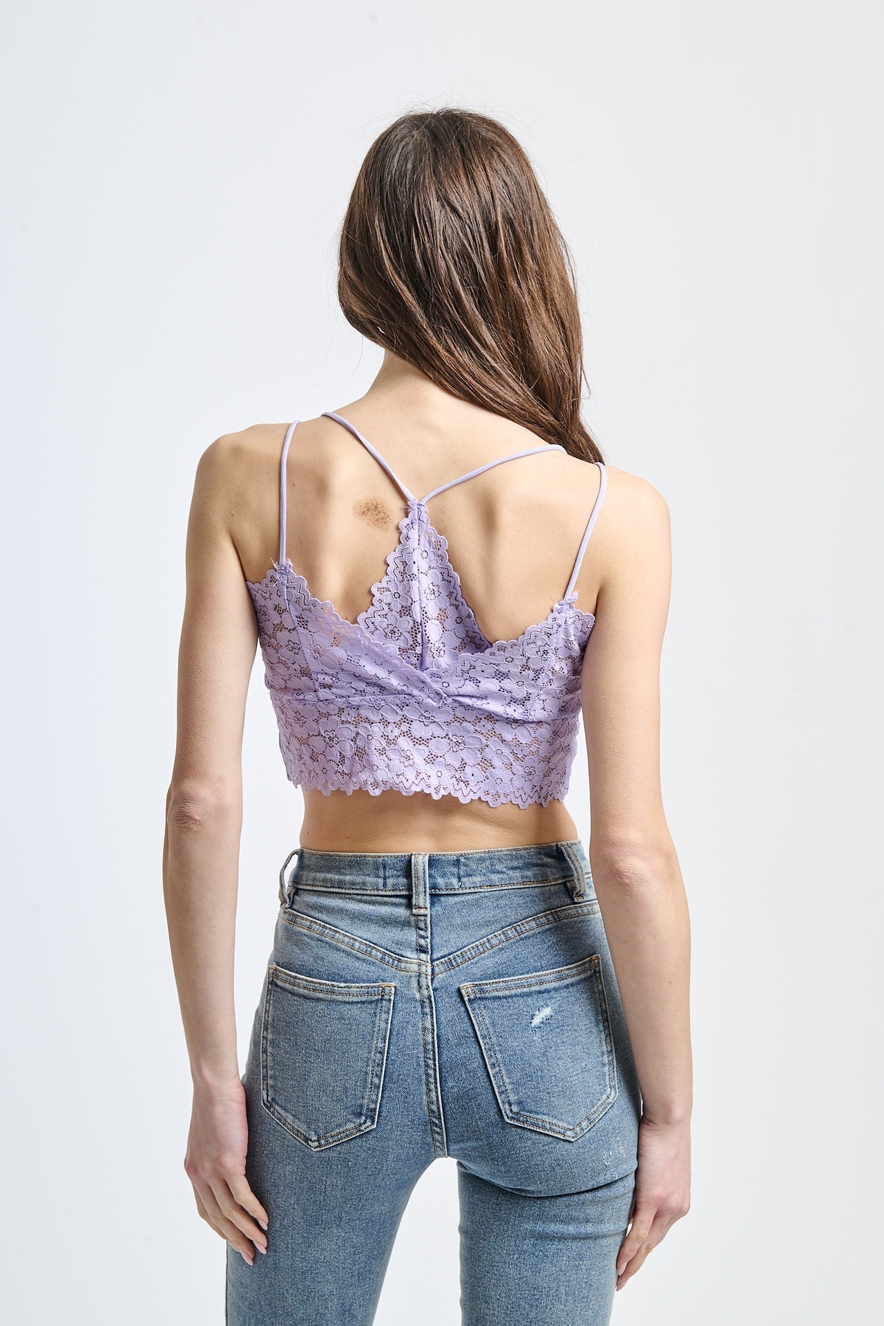 Canotta in pizzo lilla, taglio cropped e design senza spalline