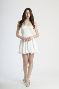 Abito corto bianco con bretelle sottili, silhouette a campana e scollatura cuore.