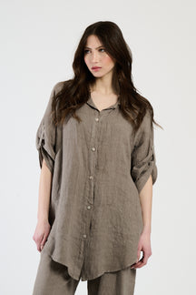 Camicia oversize color tabacco, calda e dal carattere vintage