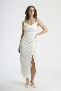 Moda femminile: abito bianco da sposa alternativo, taglio lungo con bretelle sottili e dettagli ruches.