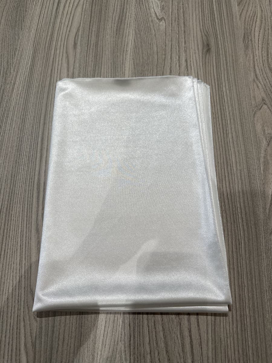 Titolo: Sciarpa "Lunara" – Eleganza satinata in tinta unita (solo lo scialle, non incluso l'abito)