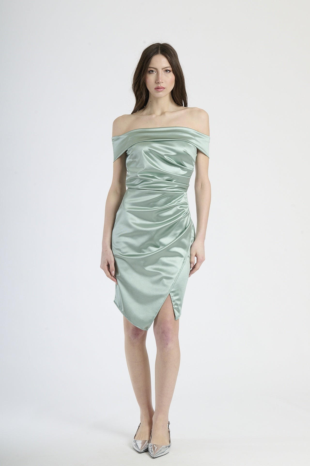 Abito salvia a spalla nuda con falda sfilata, abbigliamento dal tocco naturale e chic.