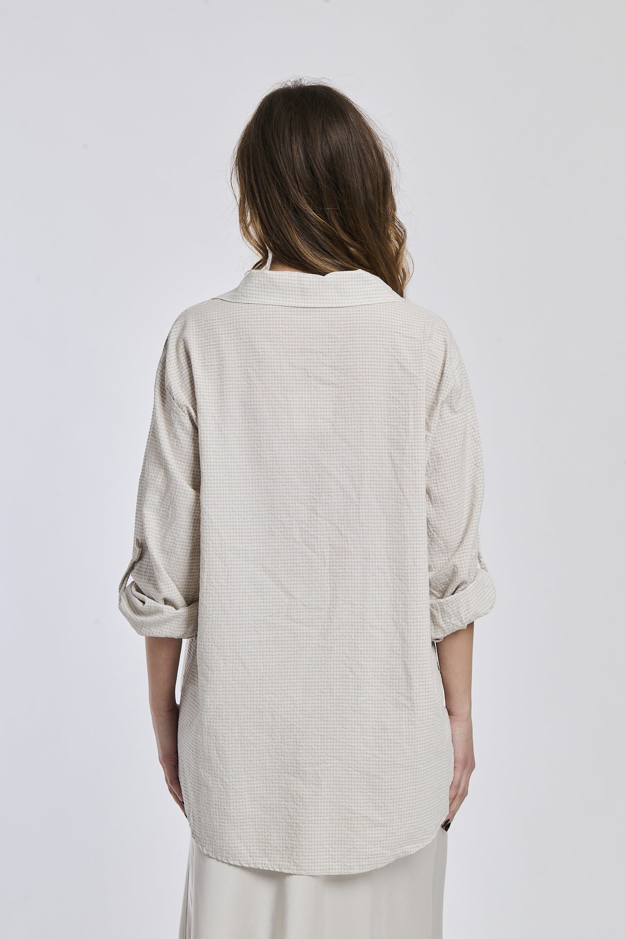  Camicia beige a righe, taglio ampio, ideale per un outfit neutro.