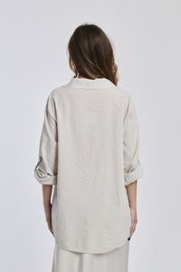 Camicia beige a righe, taglio ampio, ideale per un outfit neutro.