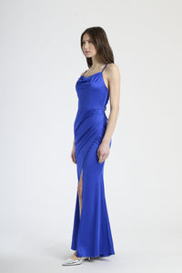 Abito da evento bluette, ideale per un look rilassato ed elegante.