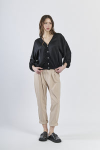 Cardigan nero oversize con maniche ampie e design elegante