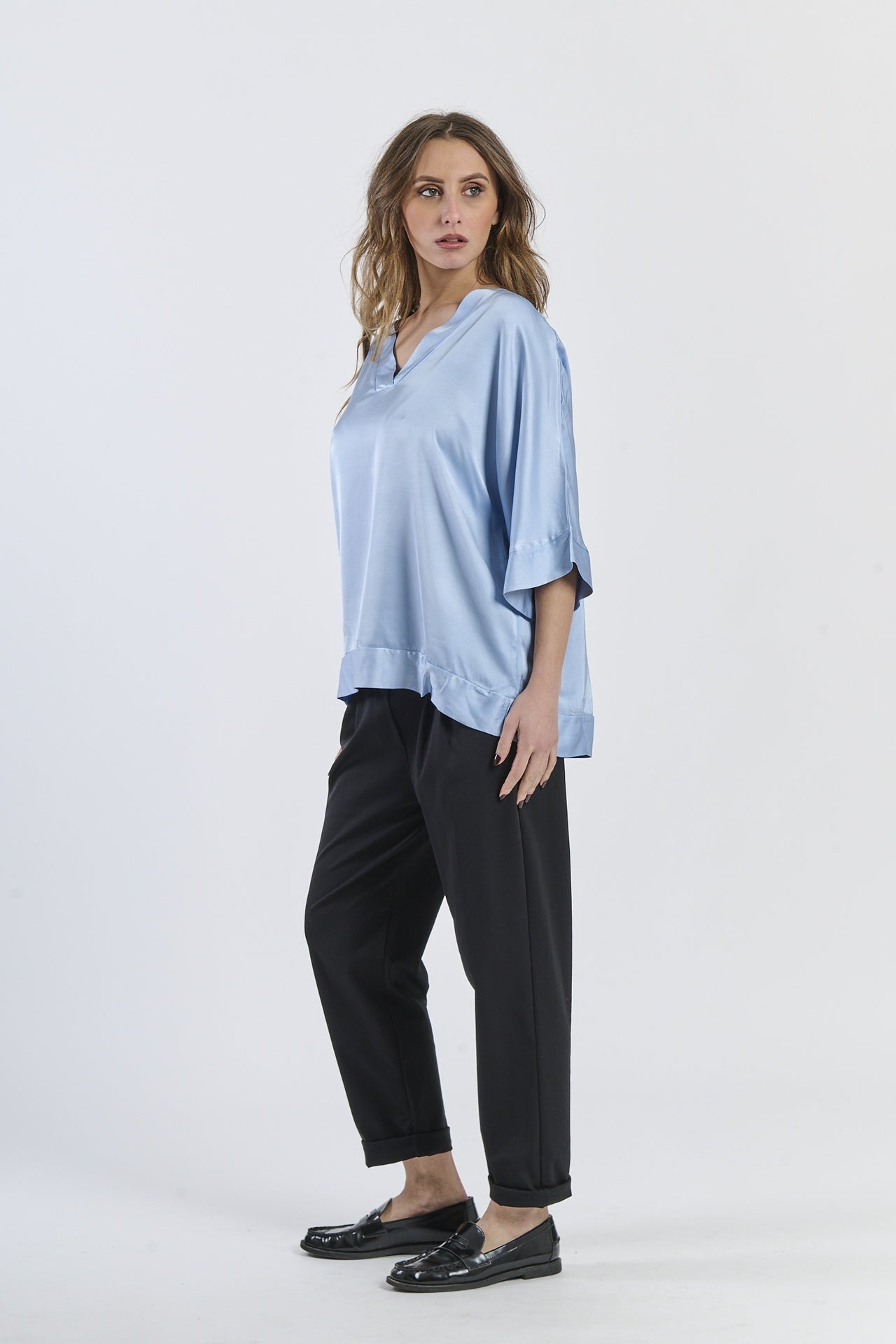 Tunica azzurra minimalista per uno stile casual