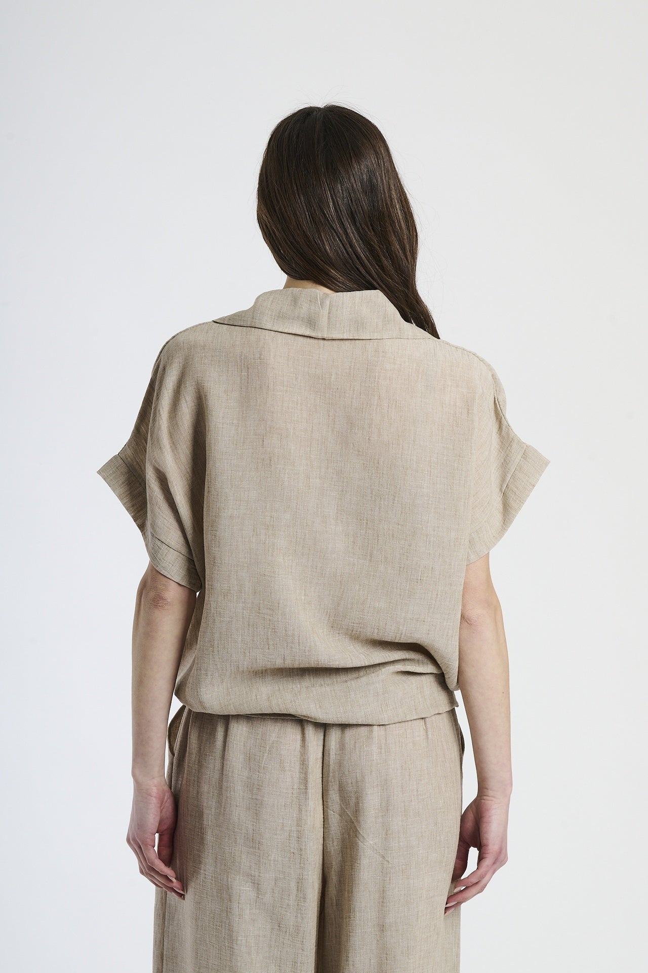 Outfit casual tabacco, camicia a maniche corte con stampa e pantaloni ampi