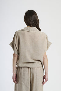 Outfit casual tabacco, camicia a maniche corte con stampa e pantaloni ampi