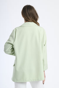 Modella indossa blazer verde menta, abbigliamento dal tocco rinfrescante.