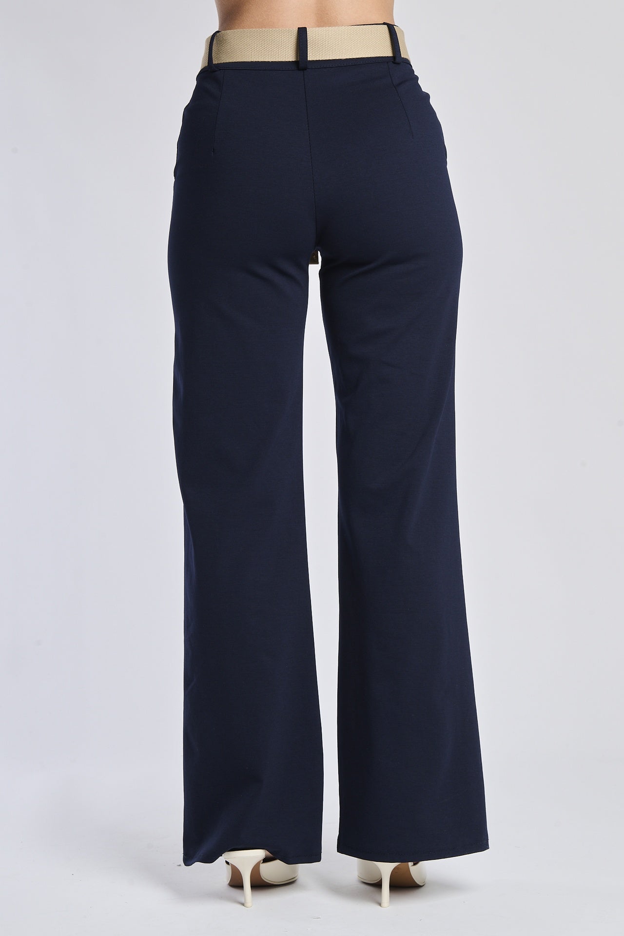 Pantaloni navy con cintura e sandali in stile casual