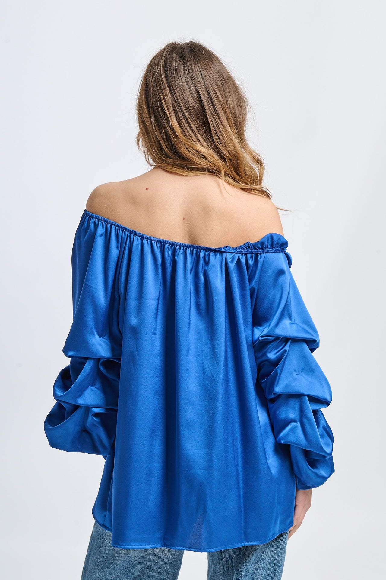 Outfit bluette: blusa oversize, dettagli ruffle, per occasioni informali o eventi leggeri