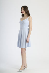 Vestito da sera azzurro, design senza spalline con accento di gonna ondulata