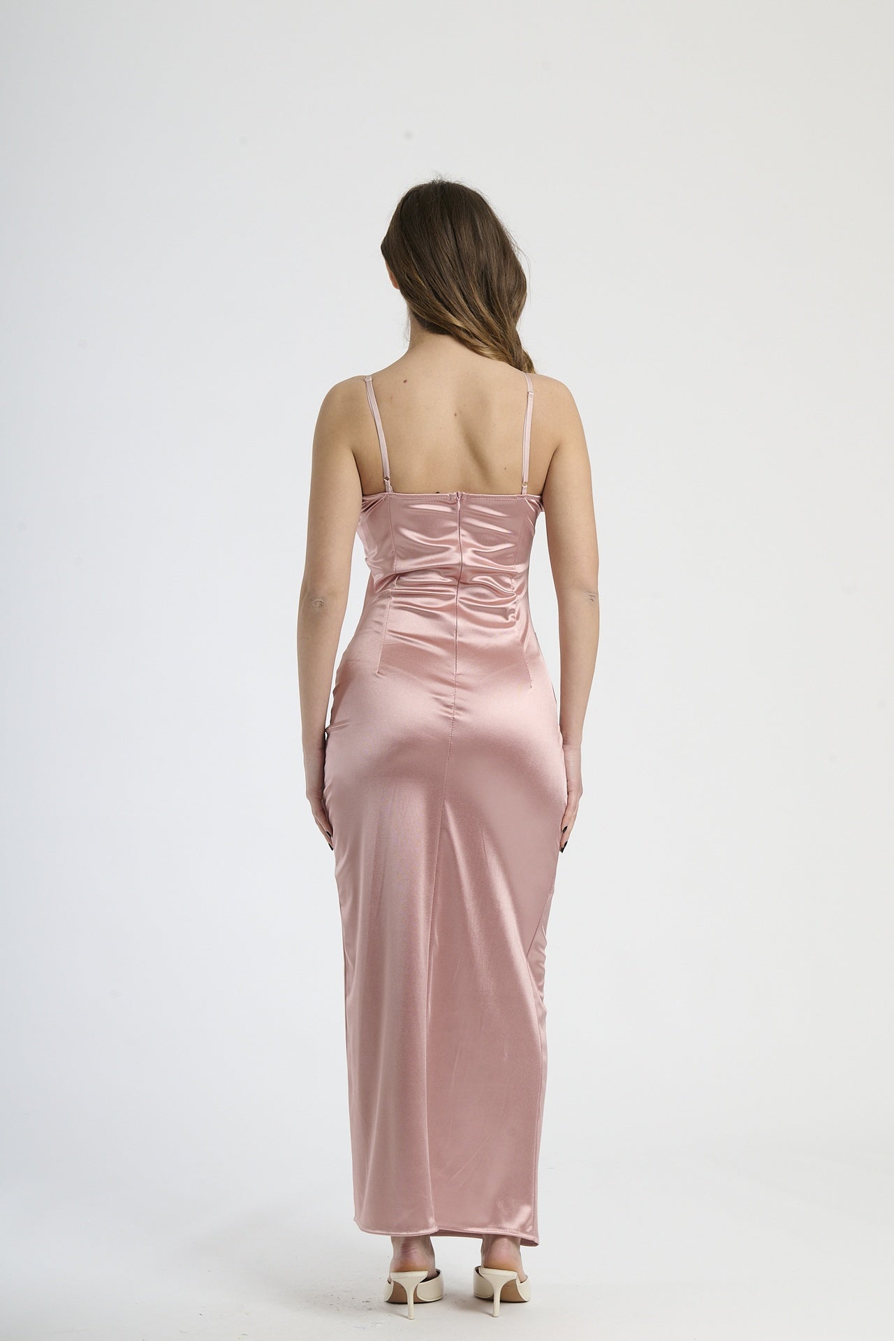 Abito elegante rosa antico, taglio dritto con drappeggio e scollatura a fascia