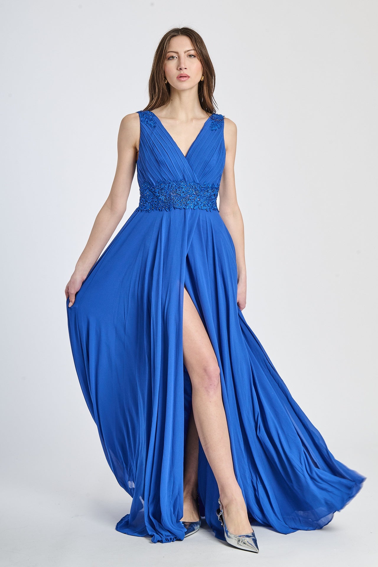 Abito lungo bluette in tulle fluido, scollo a V profondo e fascia decorativa in vita