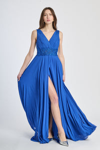 Abito lungo bluette in tulle fluido, scollo a V profondo e fascia decorativa in vita