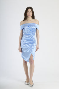 Donna con abito azzurro a spalla nuda, eleganza rinfrescante e seducente.