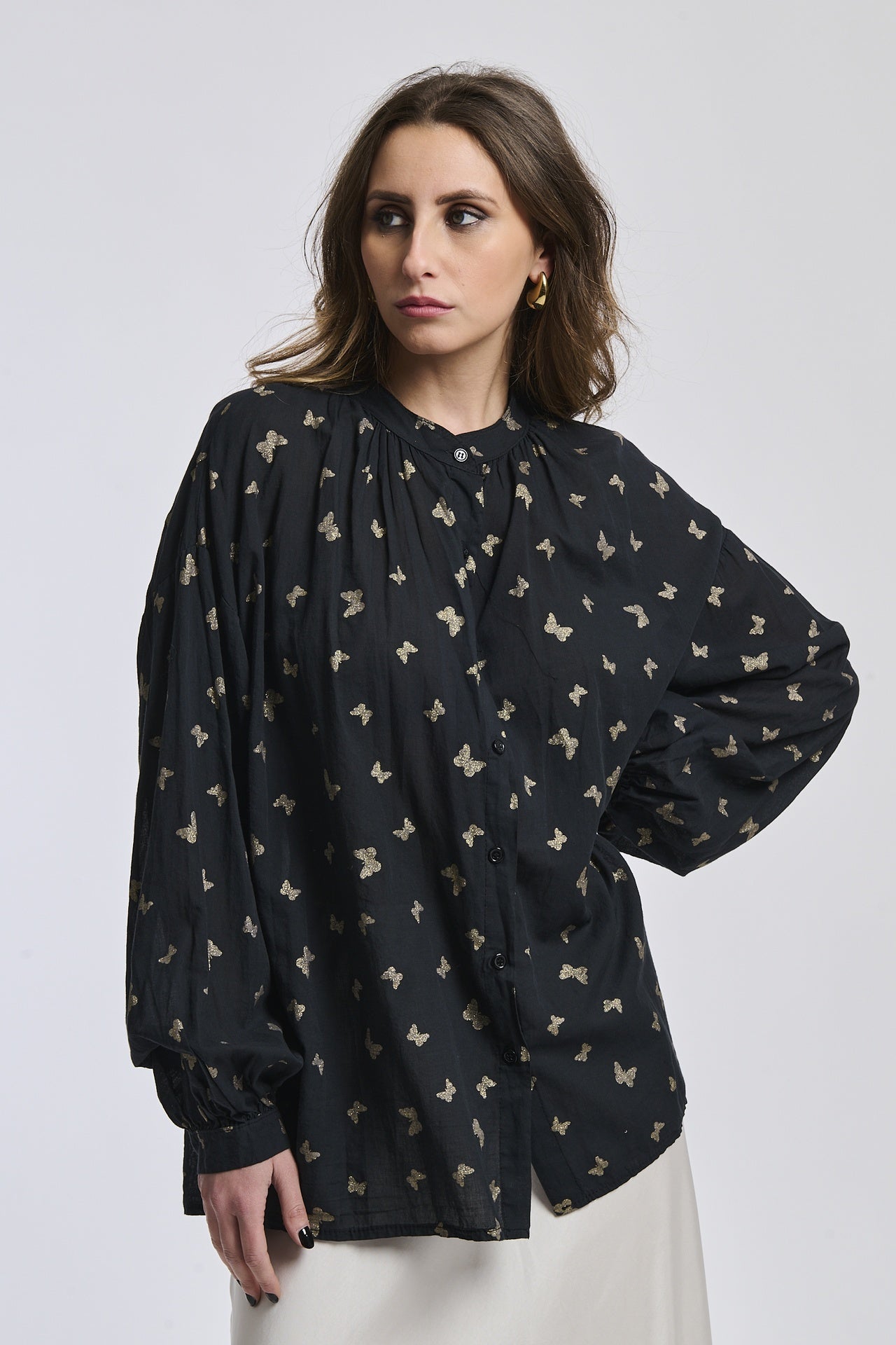 Camicia nera in tessuto opaco, design avanguardista, ideale per un’atmosfera intensa e trendy.