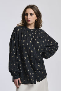 Camicia nera in tessuto opaco, design avanguardista, ideale per un’atmosfera intensa e trendy.