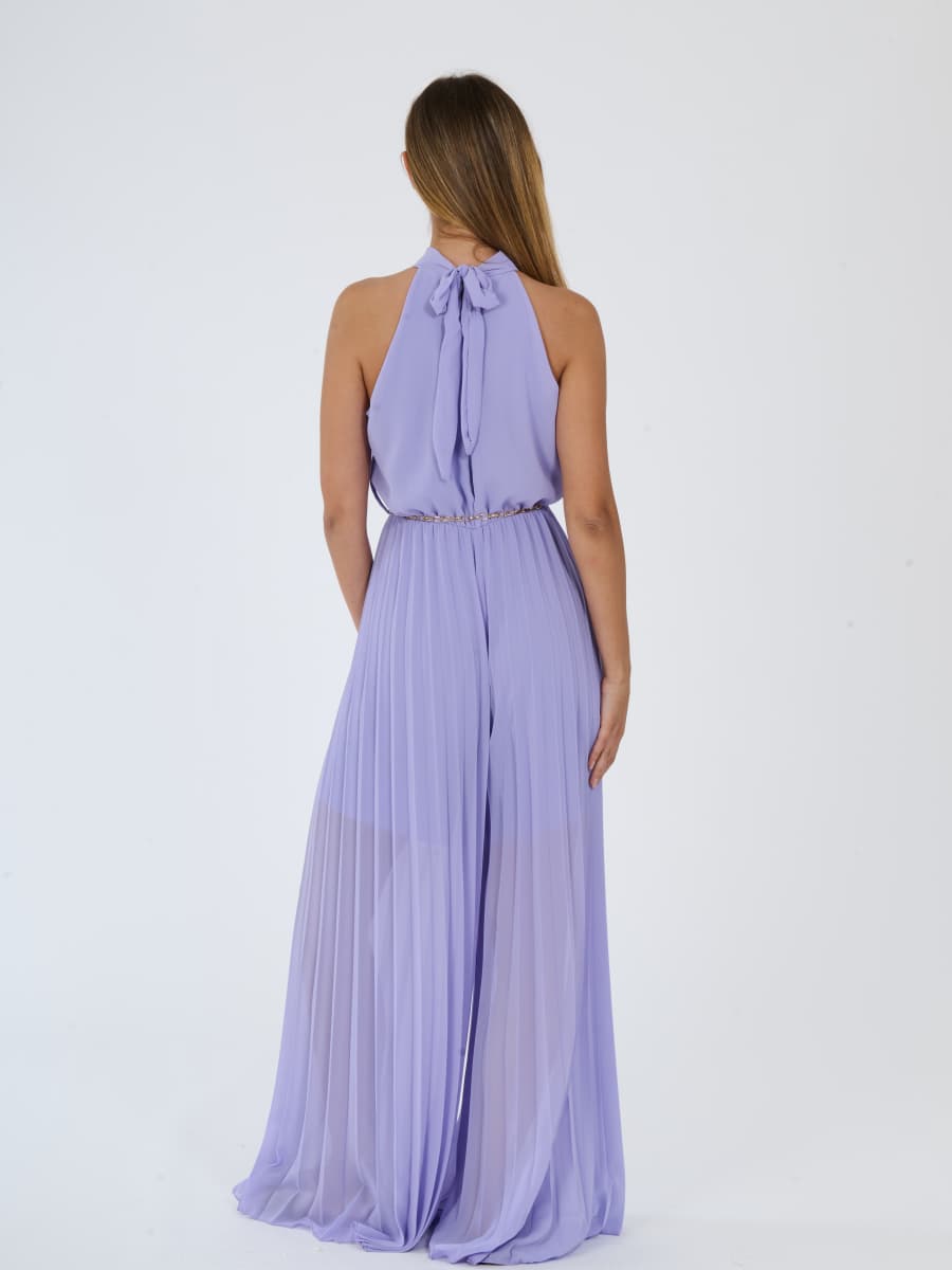 Tuta “Celestea” – Jumpsuit Plissé con Girocollo e Cintura a Catena
