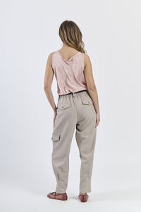 Stile pantaloni cargo beige, silhouette dritta e comoda per il giorno