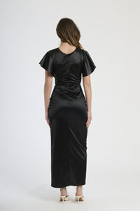 Abito nero in velluto con falda sfilata, abbigliamento dal tocco lussuoso e intemporaneo.