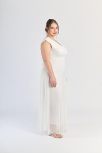 Vestito bianco fluviale, colletto a V e fascia in vita, minimalismo raffinato.