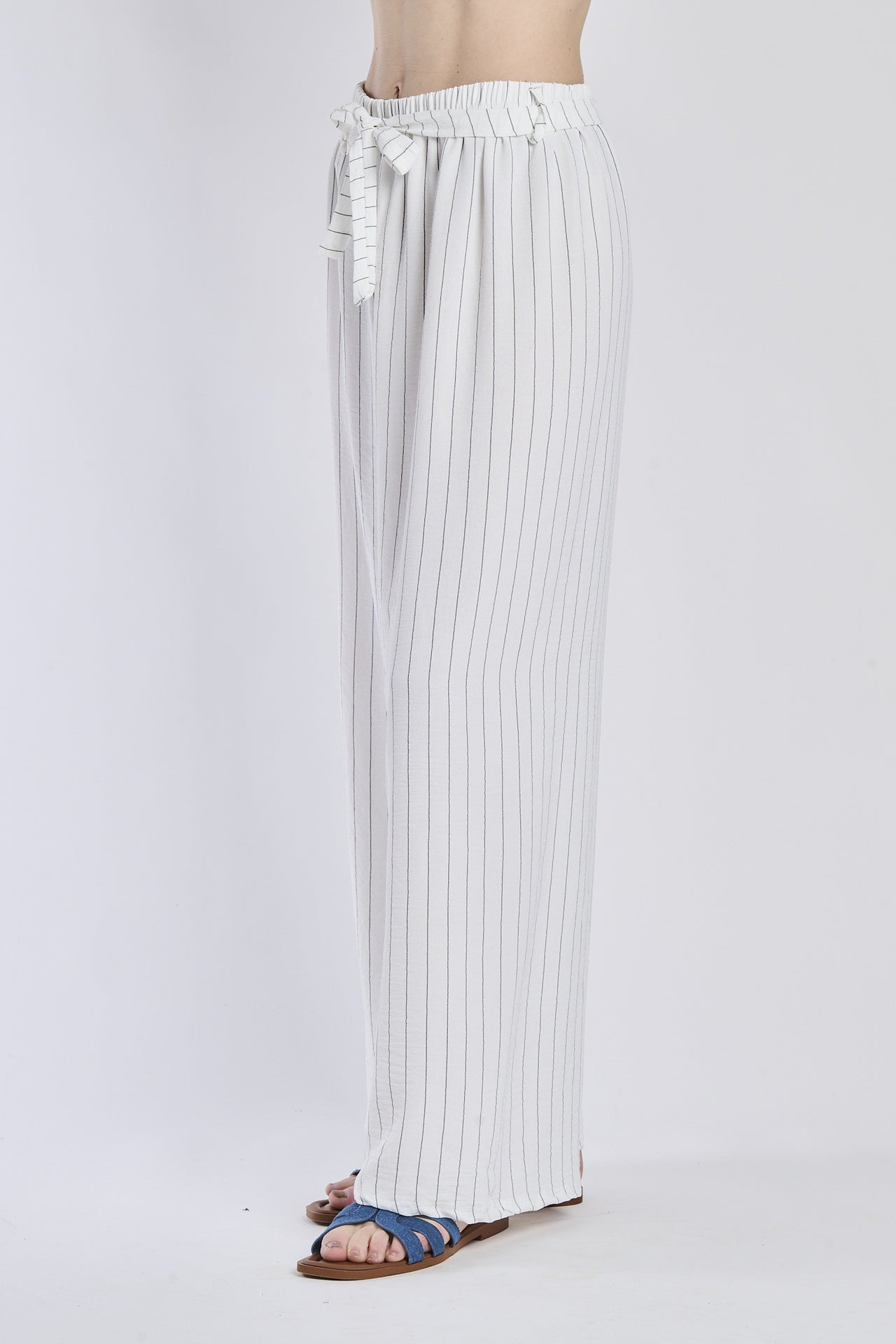 Pantaloni oversize bianchi, stile pulito e fresco, coulisse elastica in vita.