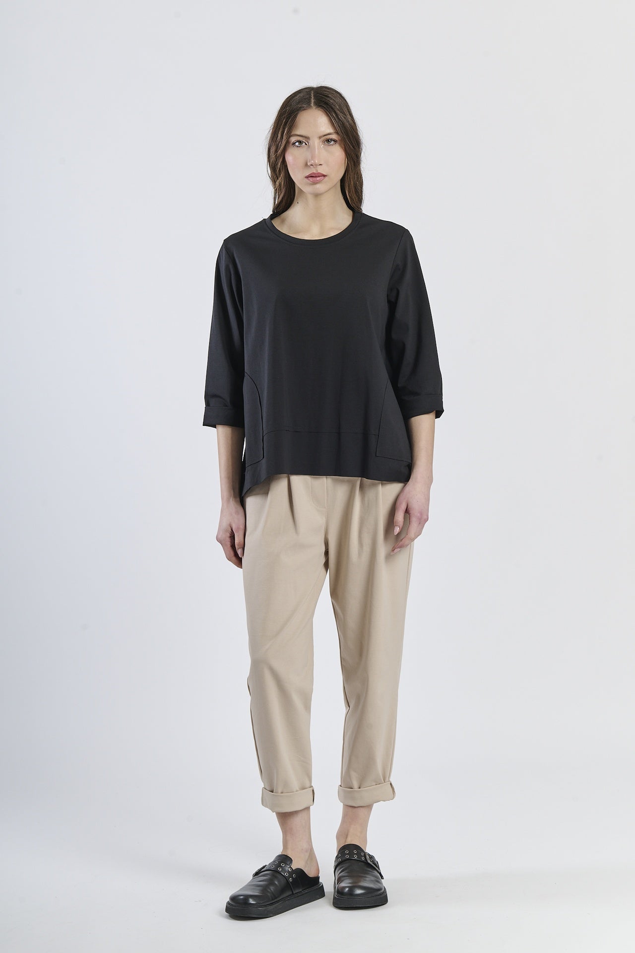 Un abito nero per occasioni speciali con un dettaglio di nastro sulla vita.