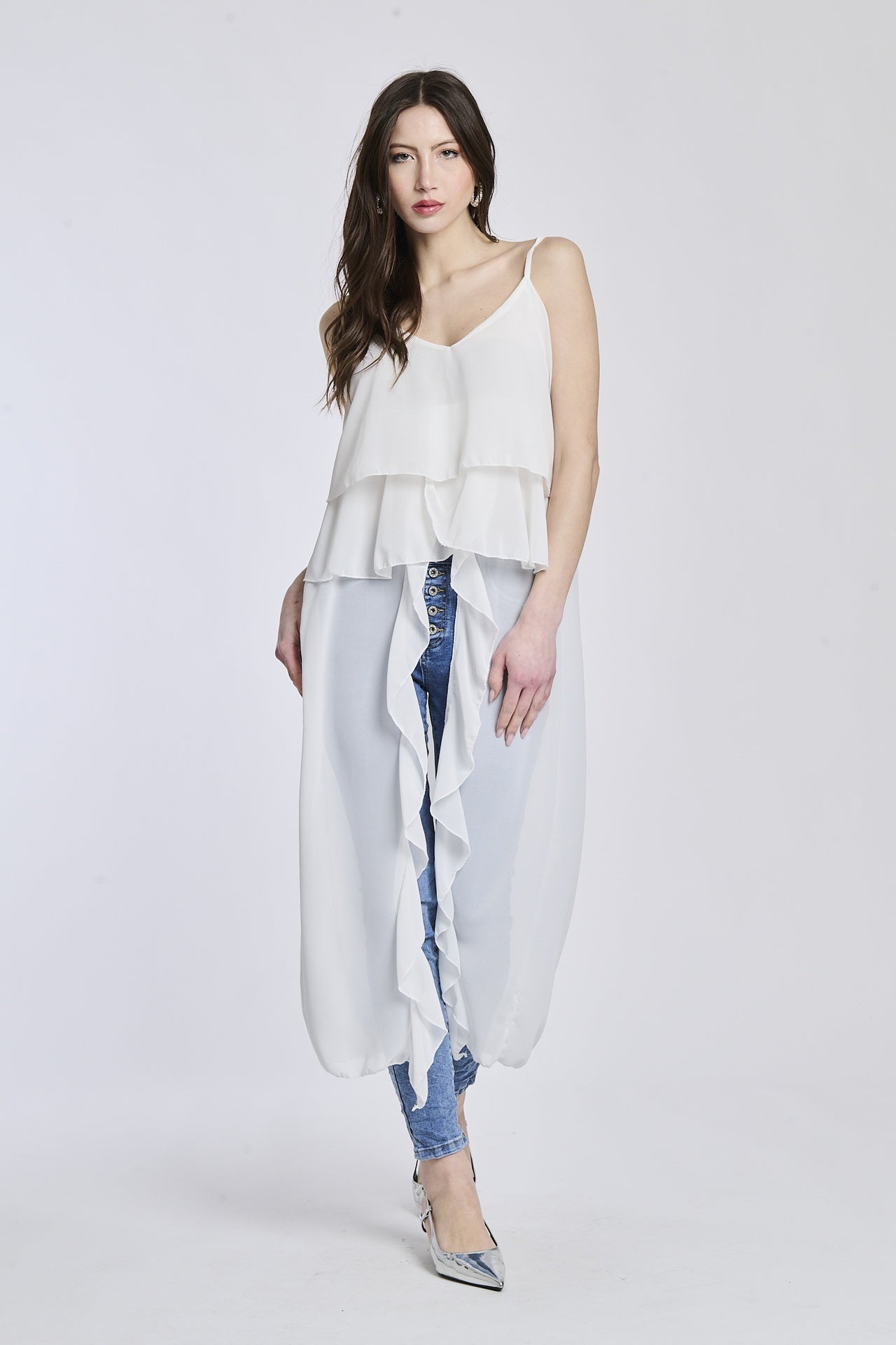 Un top in bianco puro, con un design semplice e pulito, che dà un senso di purezza e di luminosità.