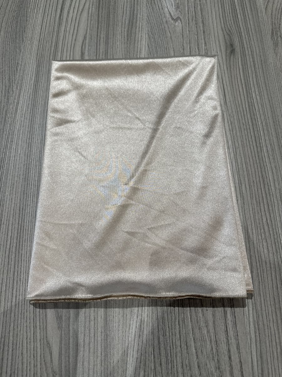 Titolo: Sciarpa "Lunara" – Eleganza satinata in tinta unita (solo lo scialle, non incluso l'abito)