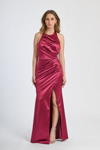 Abito elegante bordo in raso, scollo a collo alto e falda con fessura