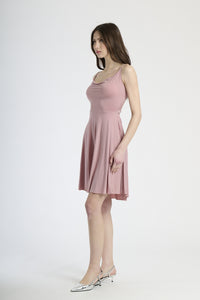 Abito elegante rosa antico, silhouette a campana con bretelle sottili, adatto per occasioni estive e incontri romantici.