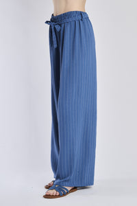 Pantaloni larghi jeans, tessuto denim leggero, coulisse e nodo, perfetti per l’uso quotidiano.