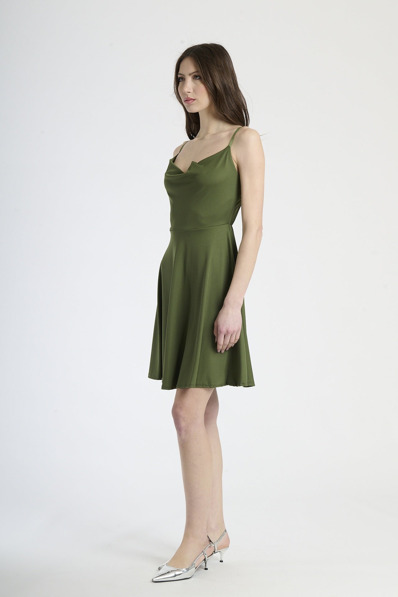 Vestito elegante militare, silhouette slim con scollatura a V e fianchi svasati