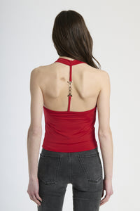 Modella in canotta rossa, stile audace e glamour.