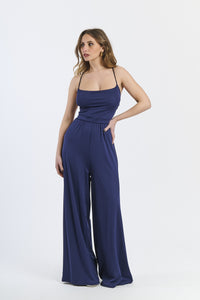 Outfit navy: tuta intera, taglio fluido, per serate notturne o usi quotidiani