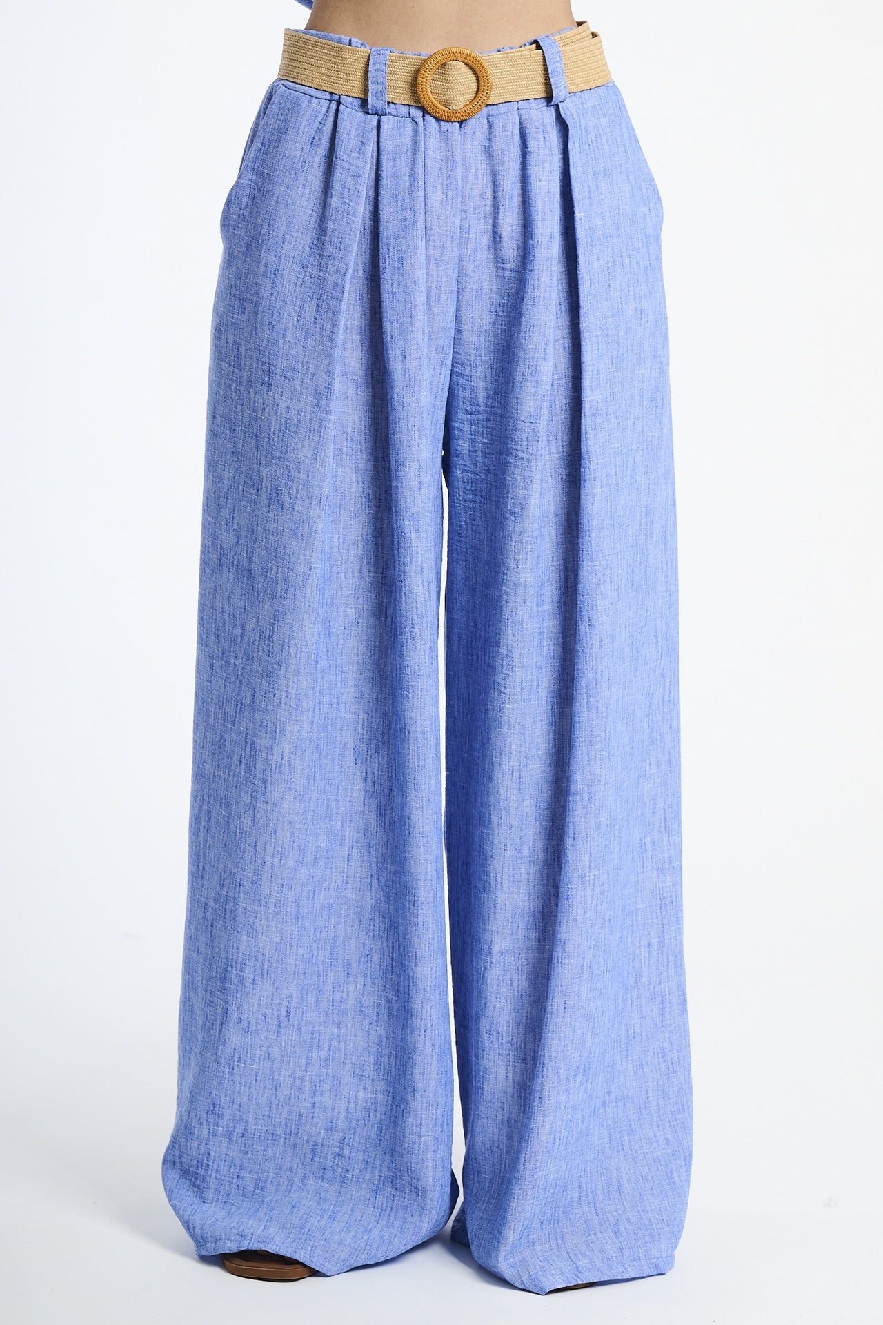 Pantaloni larghi bluette con cintura intrecciata, serenità e eleganza.