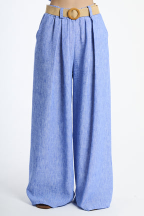 Pantaloni larghi bluette con cintura intrecciata, serenità e eleganza.