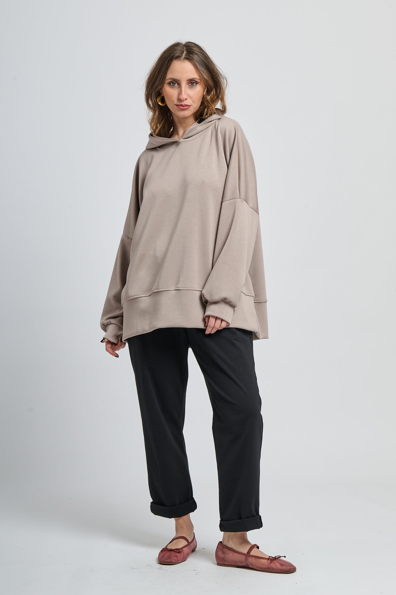 Felpa oversize color fango con cappuccio, calda e accattivante