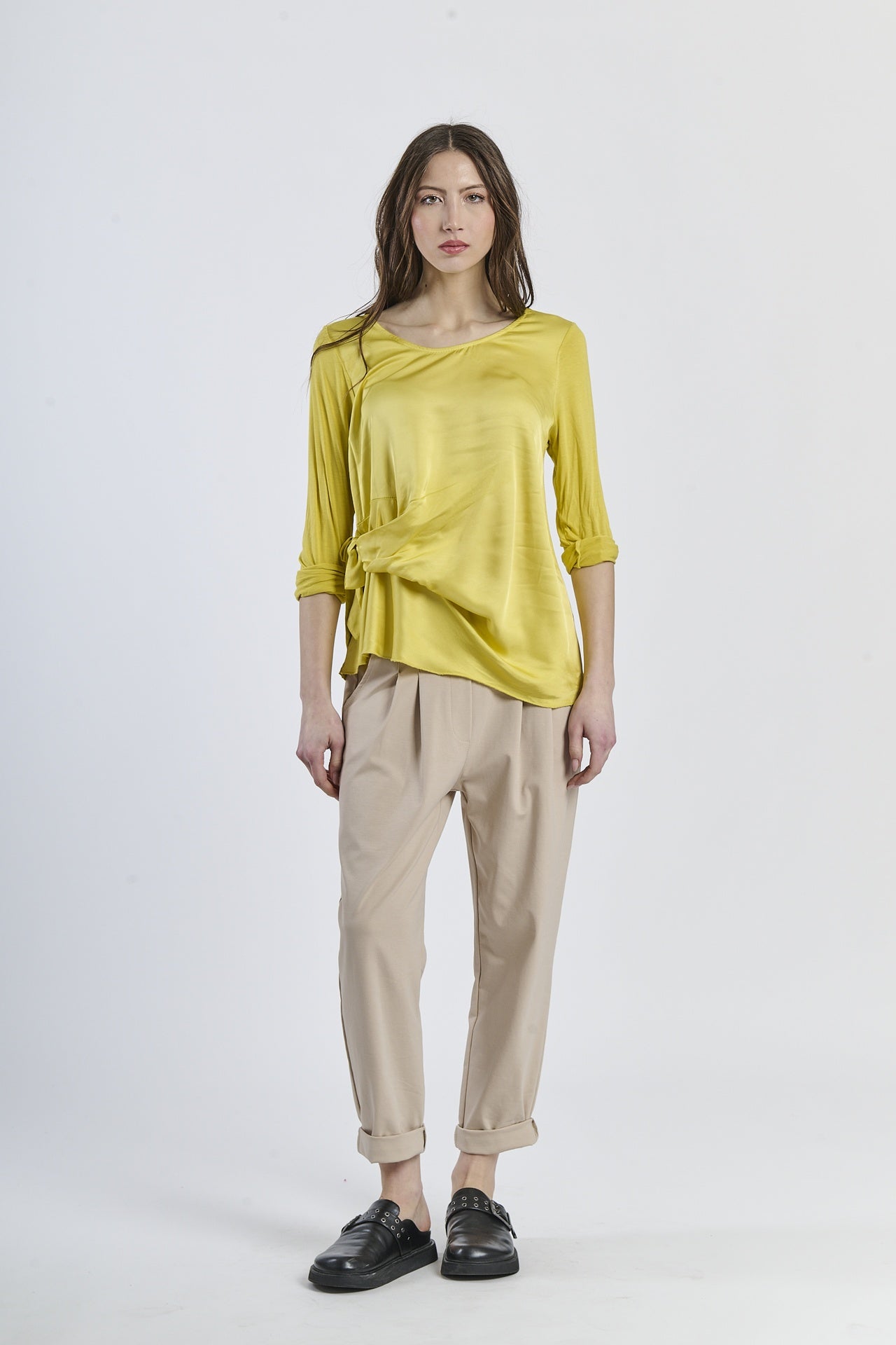 Blusa gialla oversize con nodo, allegria e vivacità