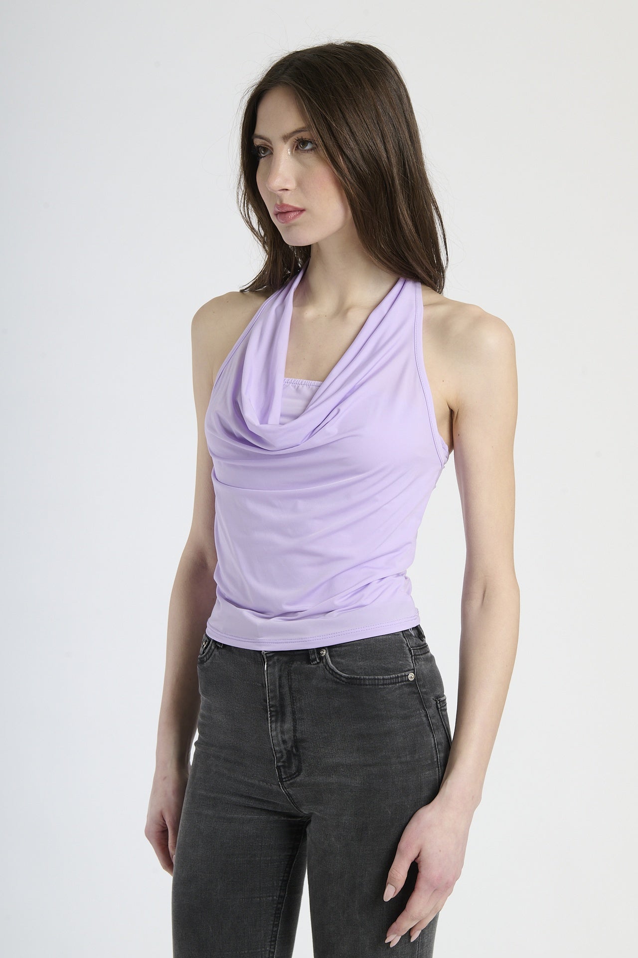 Canotta lilla su figura femminile, abbigliamento dal tocco fantasioso.