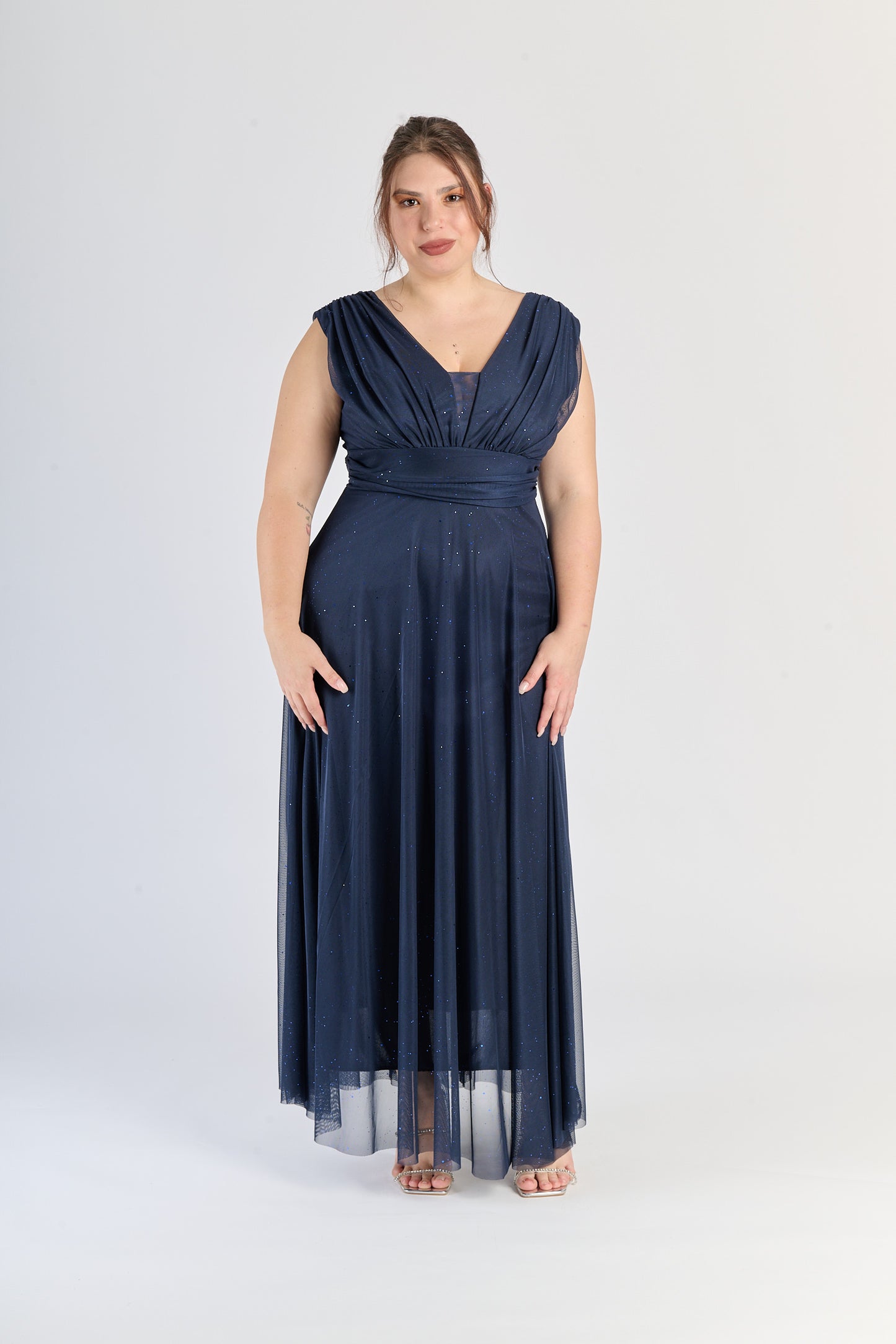 Abito navy da cerimonia, colletto a V e gonna fluviale, eleganza marina.