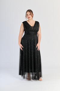 Vestito nero a V - neck, tessuto lucido, perfetto per eventi notturni formali.