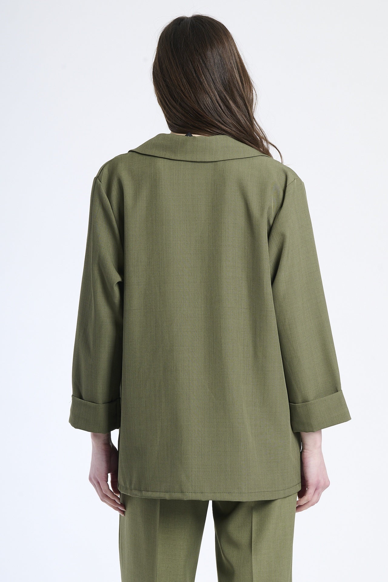 Modella indossa blazer colore militare, stile accattivante ed edgy