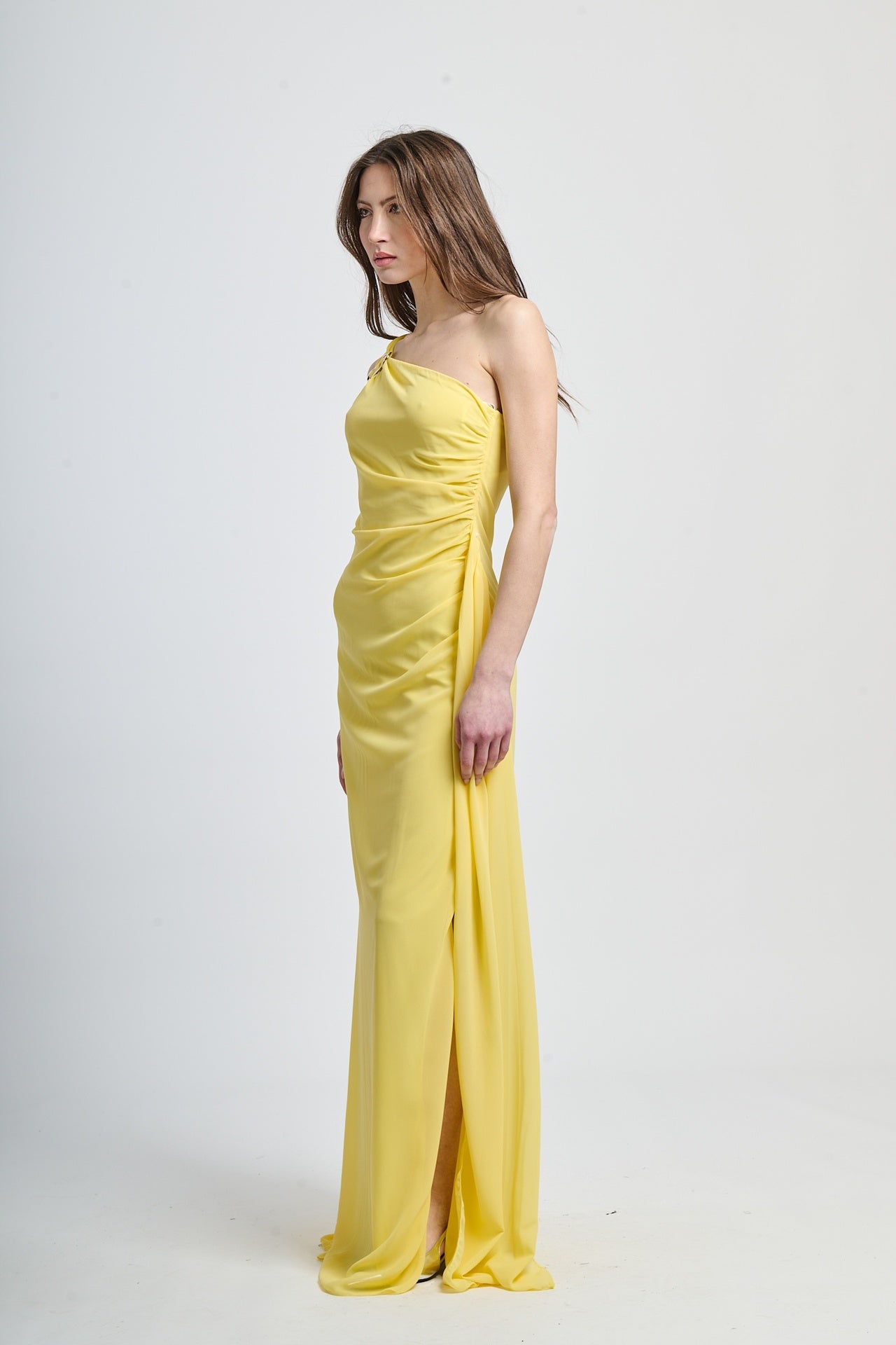 Abito elegante giallo, taglio aderente, spalla unica, perfetto per eventi formali.