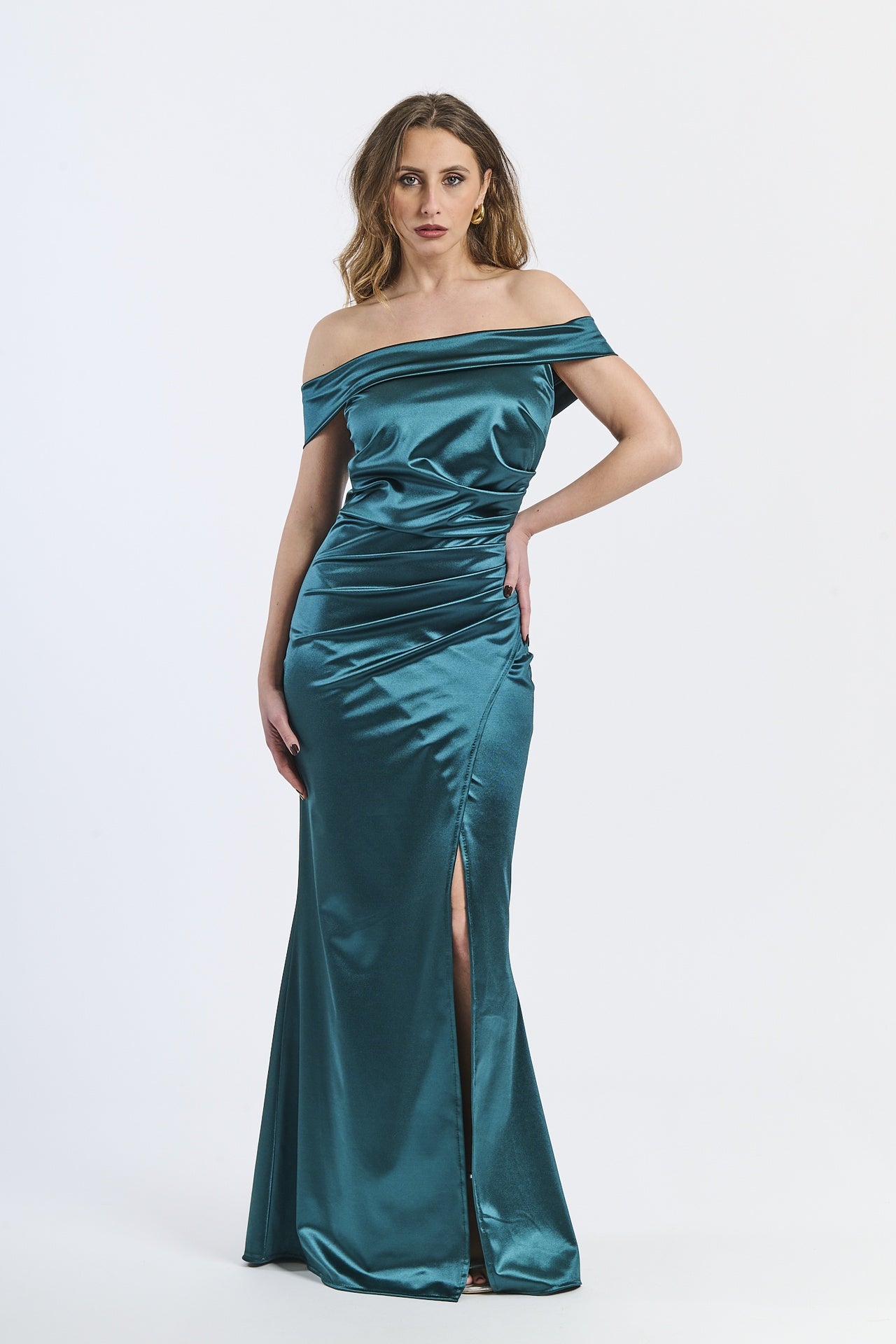 Abito elegante ottanio con raso satinato, scollo a barca e slittino glamour